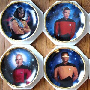 Star Trek The Next Generation Hamilton 8 plate collection .